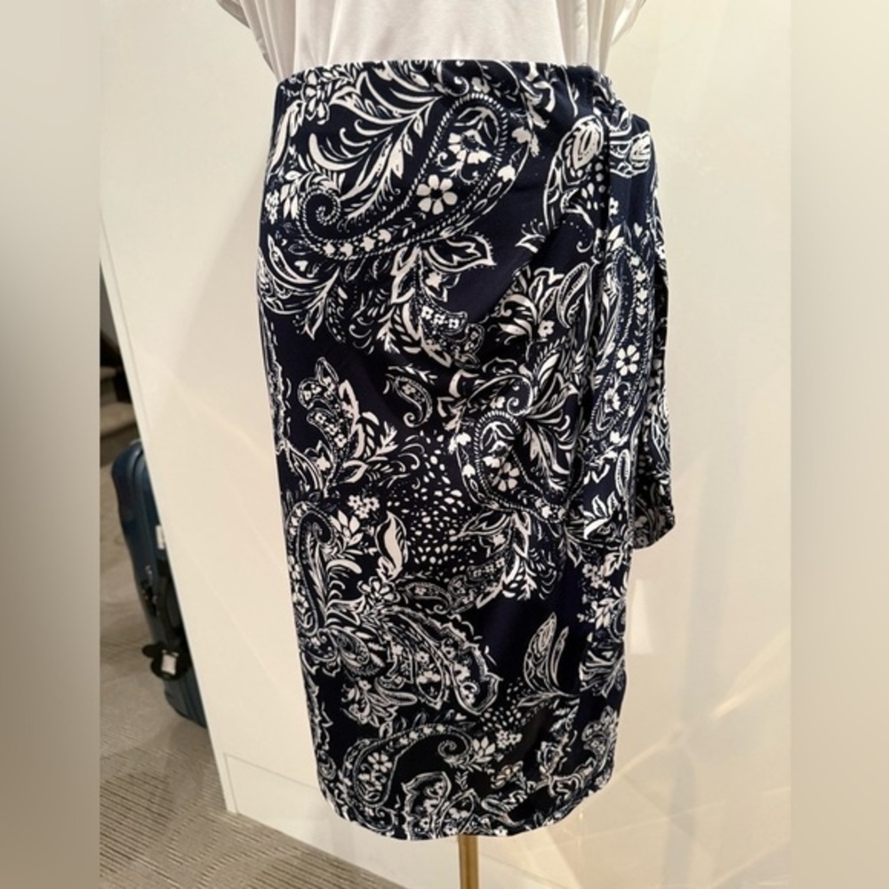 NWT - Laura Petites Paisley faux wrap skirt. Elastic waist in Size L.